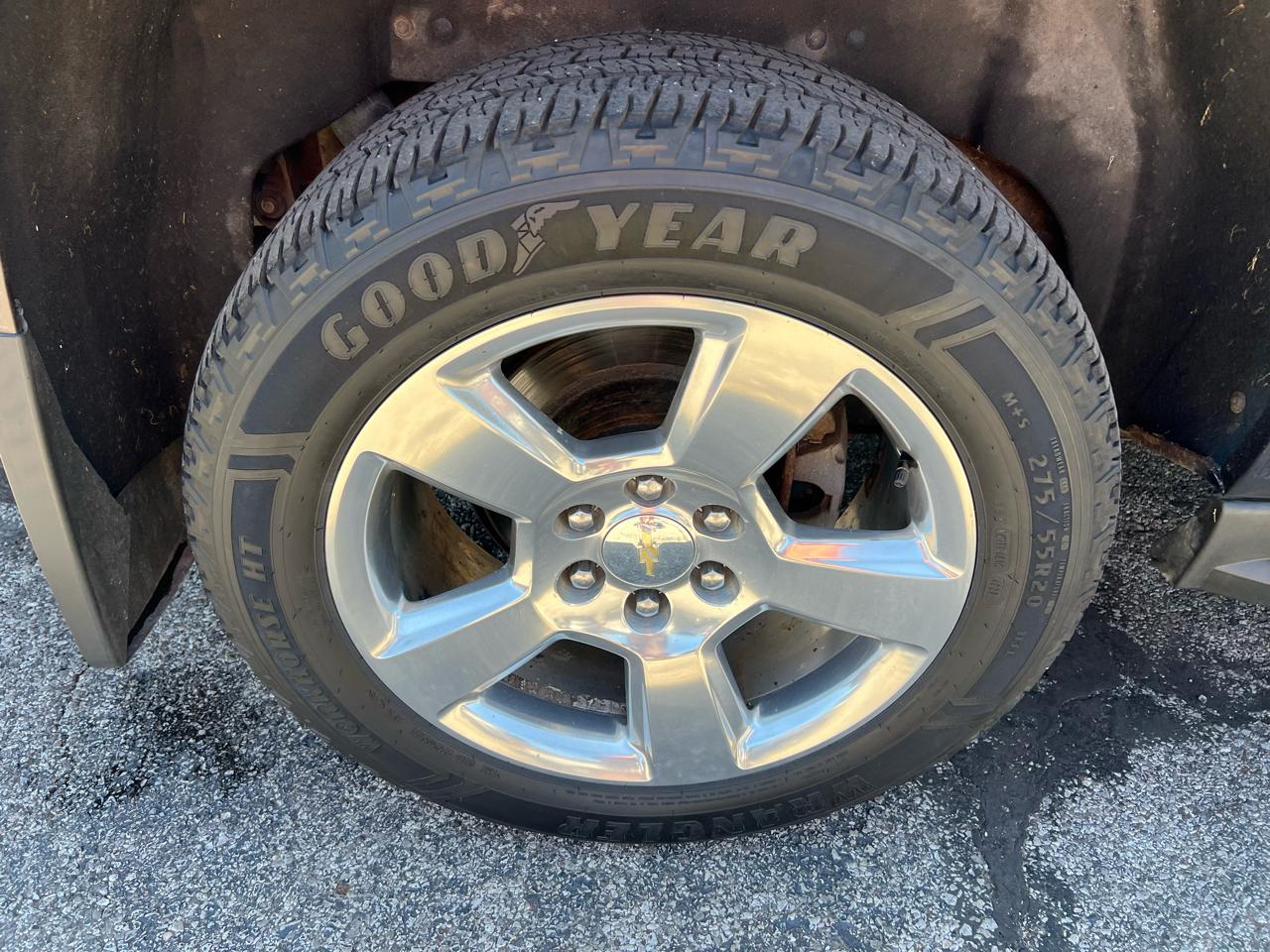 Chevrolet Suburban 4WD 4dr 1500 LT 2017