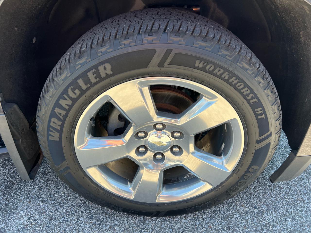 Chevrolet Suburban 4WD 4dr 1500 LT 2017