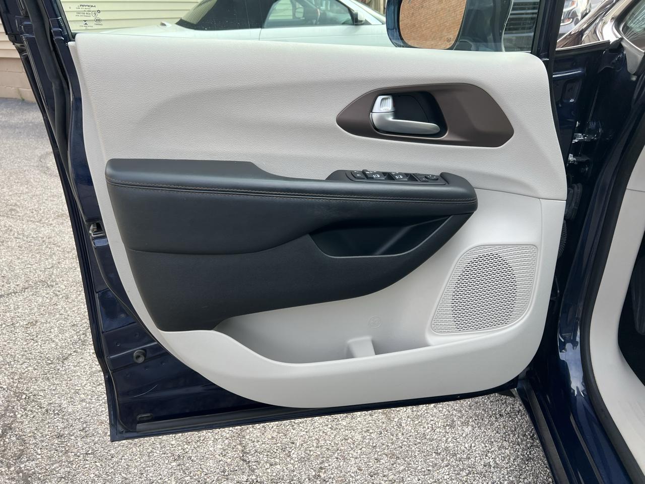 Chrysler Pacifica Touring-L Plus FWD 2017