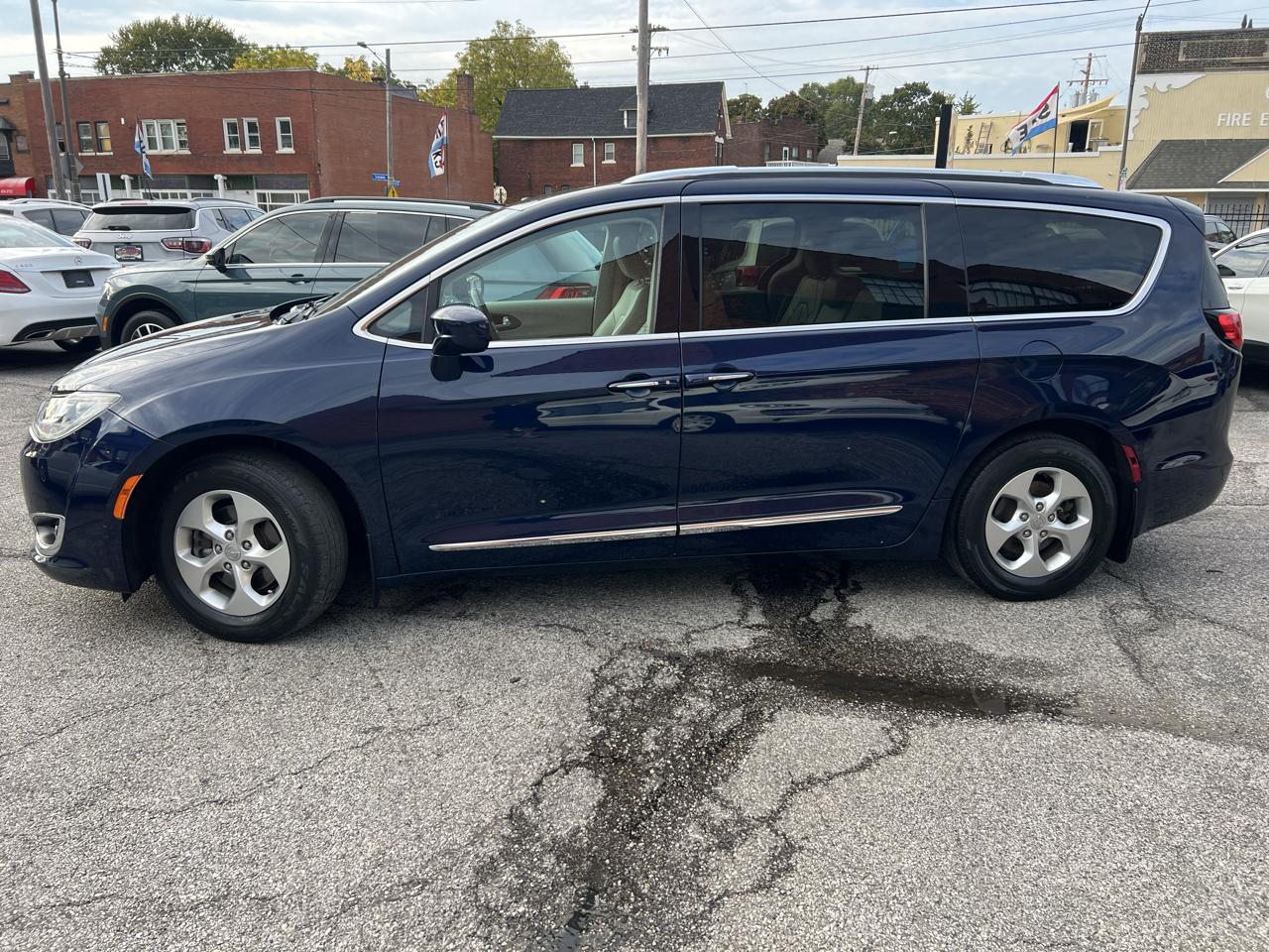 Chrysler Pacifica Touring-L Plus FWD 2017