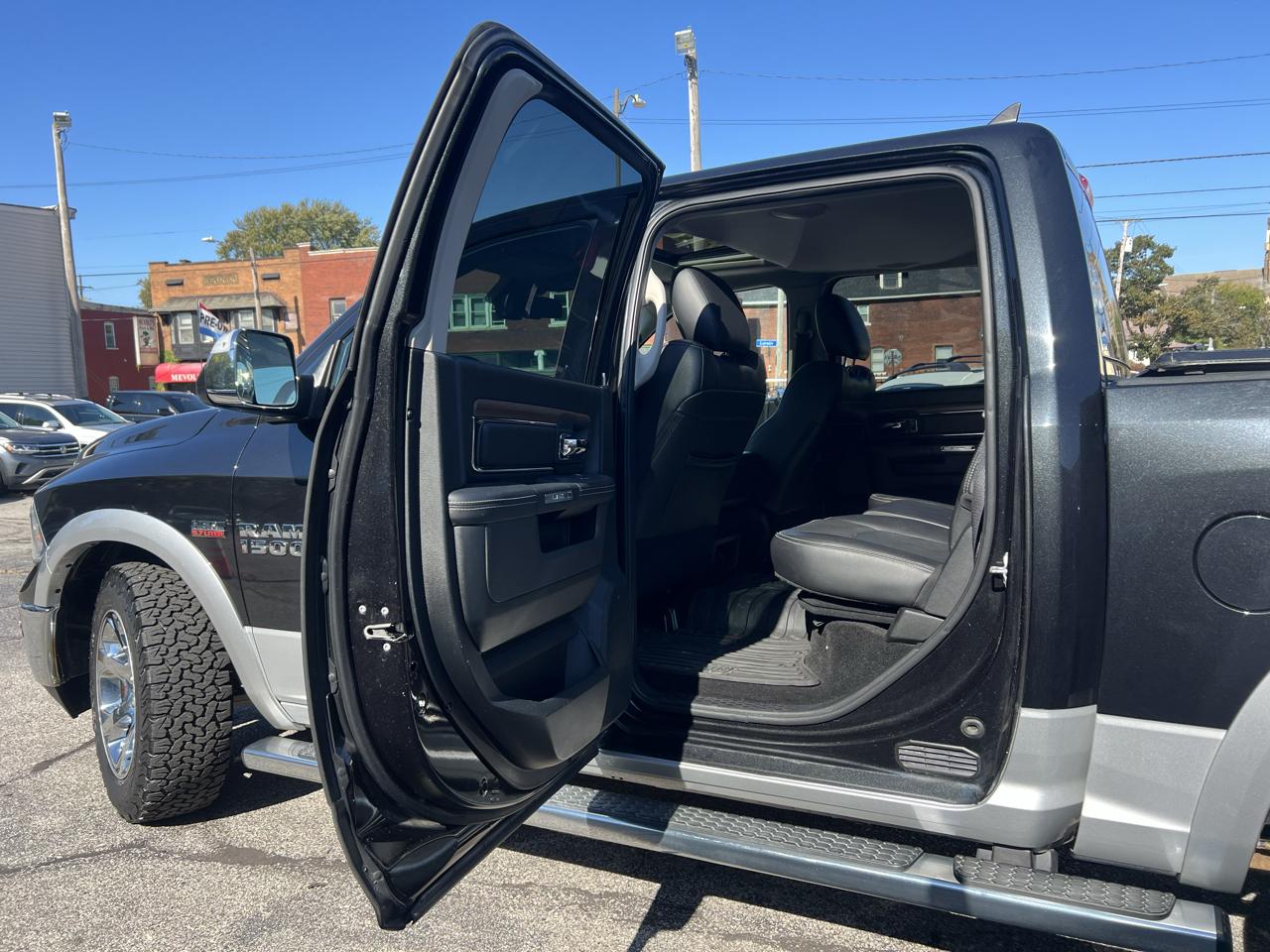 RAM 1500 Laramie 4x4 Crew Cab 5'7" Box 2017