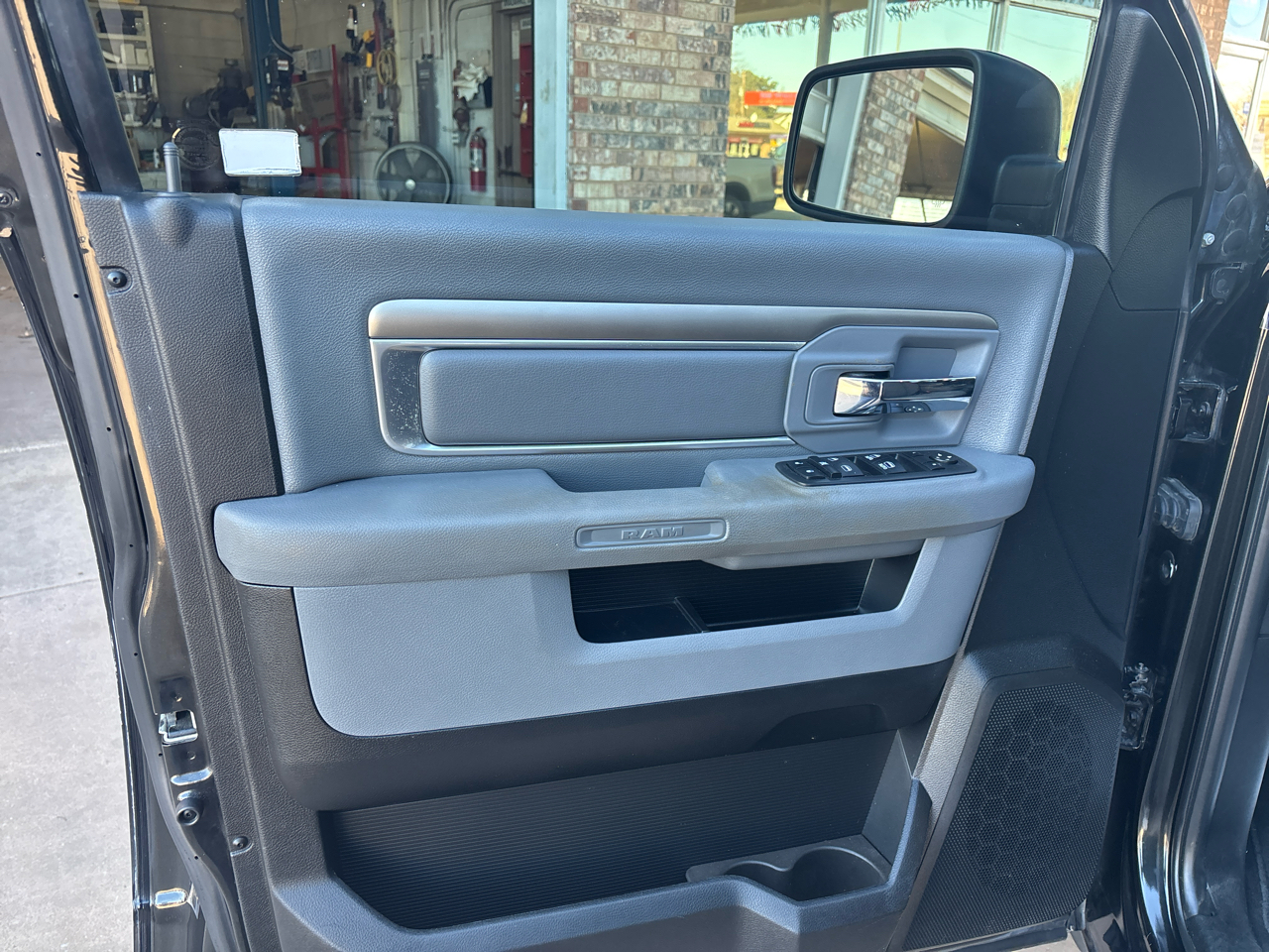 RAM 1500 2WD Quad Cab 140.5" SLT 2017