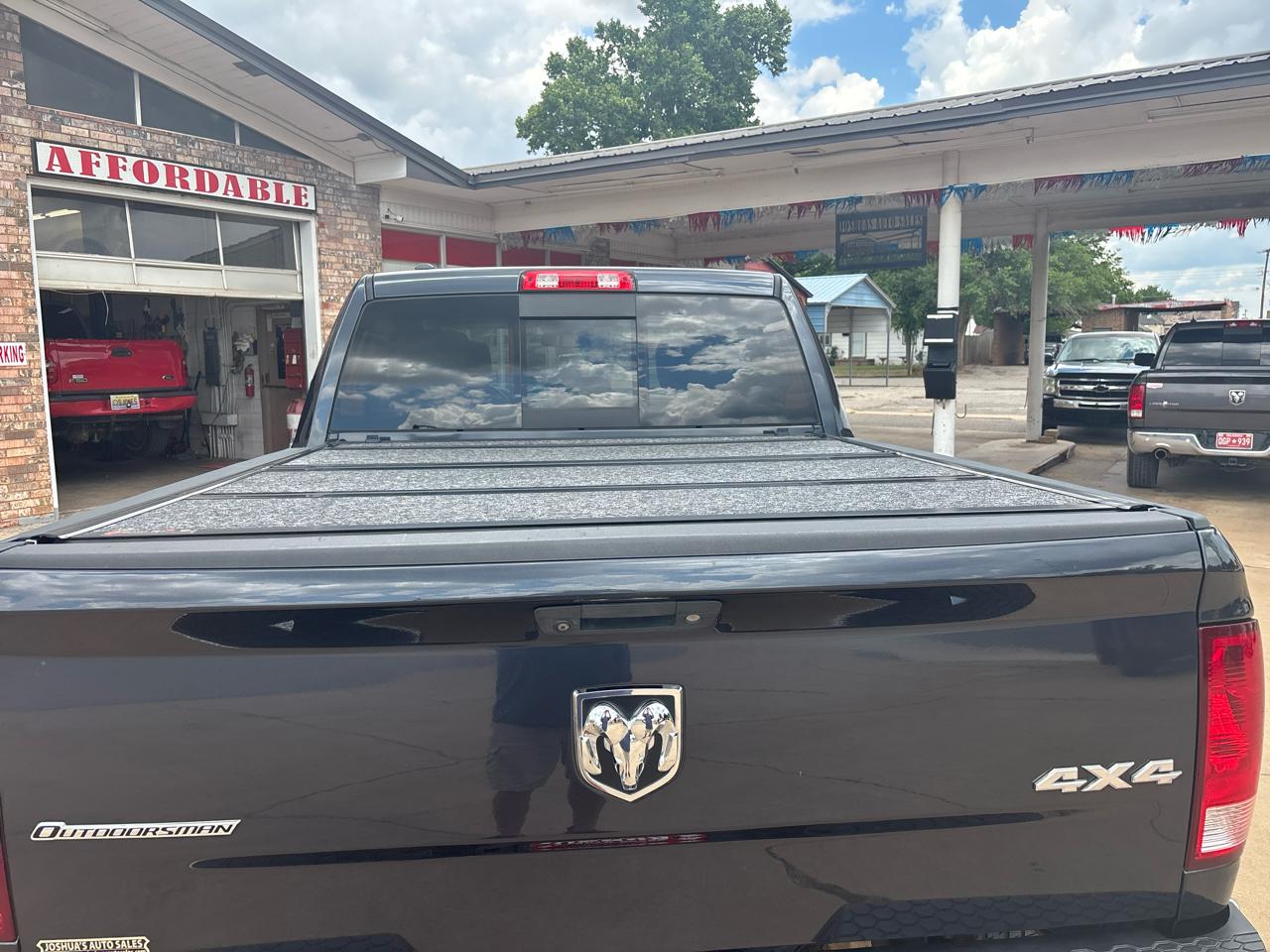 RAM 1500 4WD Crew Cab 140.5" Outdoorsman 2017