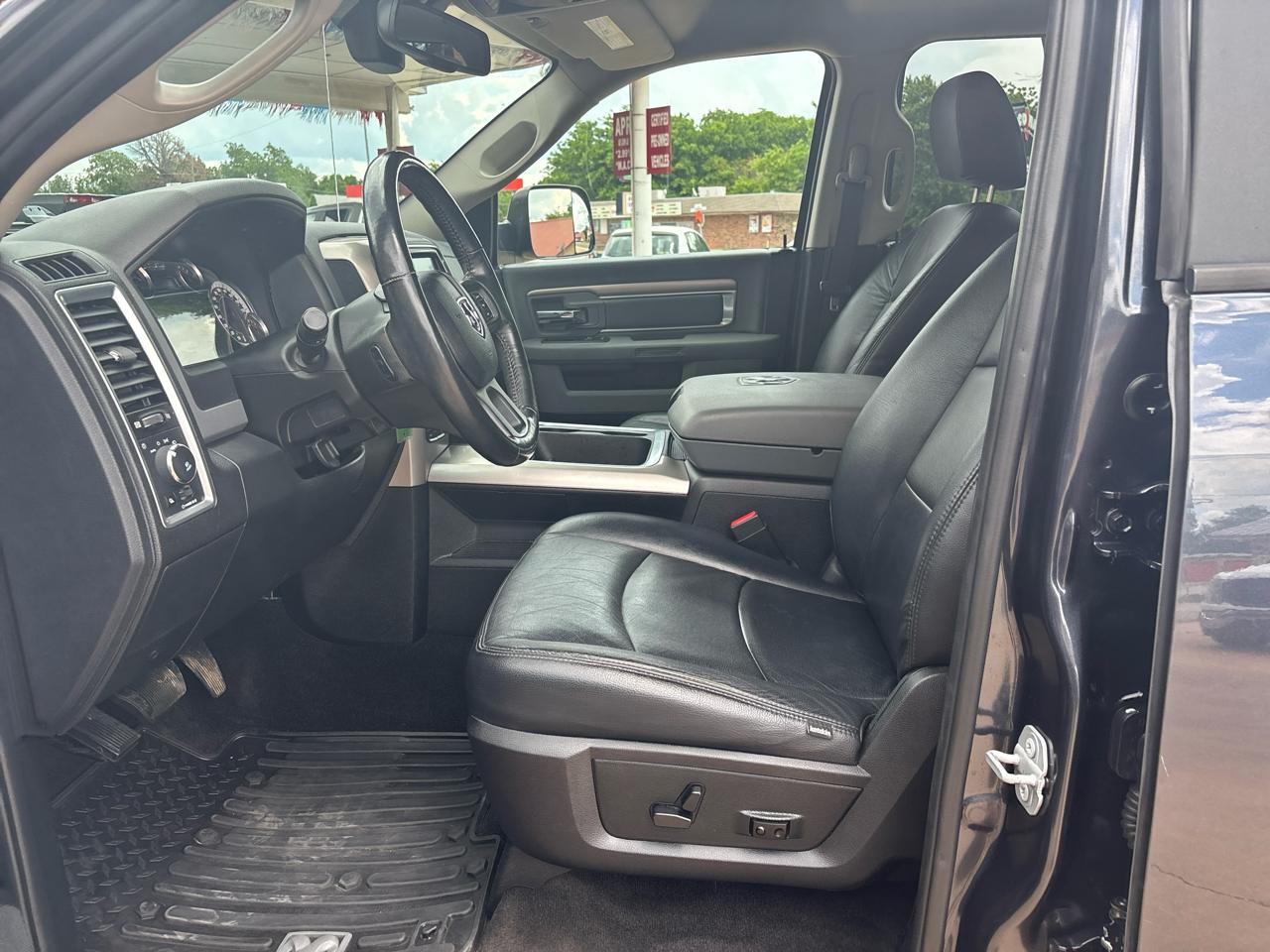 RAM 1500 4WD Crew Cab 140.5" Outdoorsman 2017