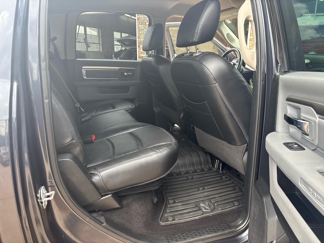 RAM 1500 4WD Crew Cab 140.5" Outdoorsman 2017