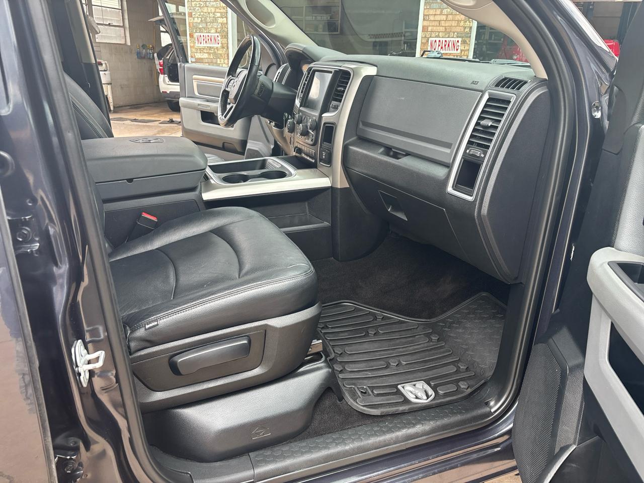 RAM 1500 4WD Crew Cab 140.5" Outdoorsman 2017