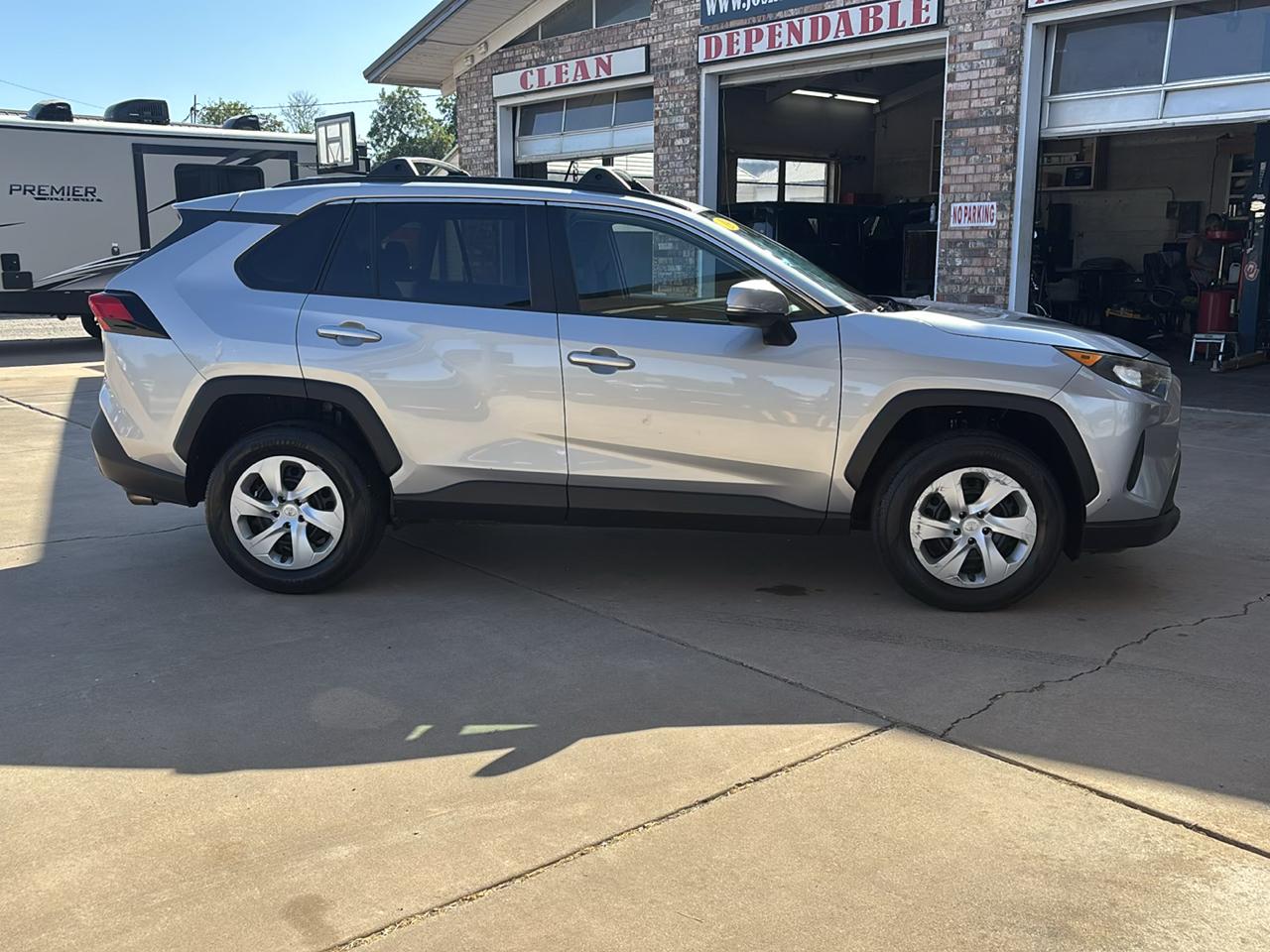 Toyota RAV4 LE FWD (Natl) 2019