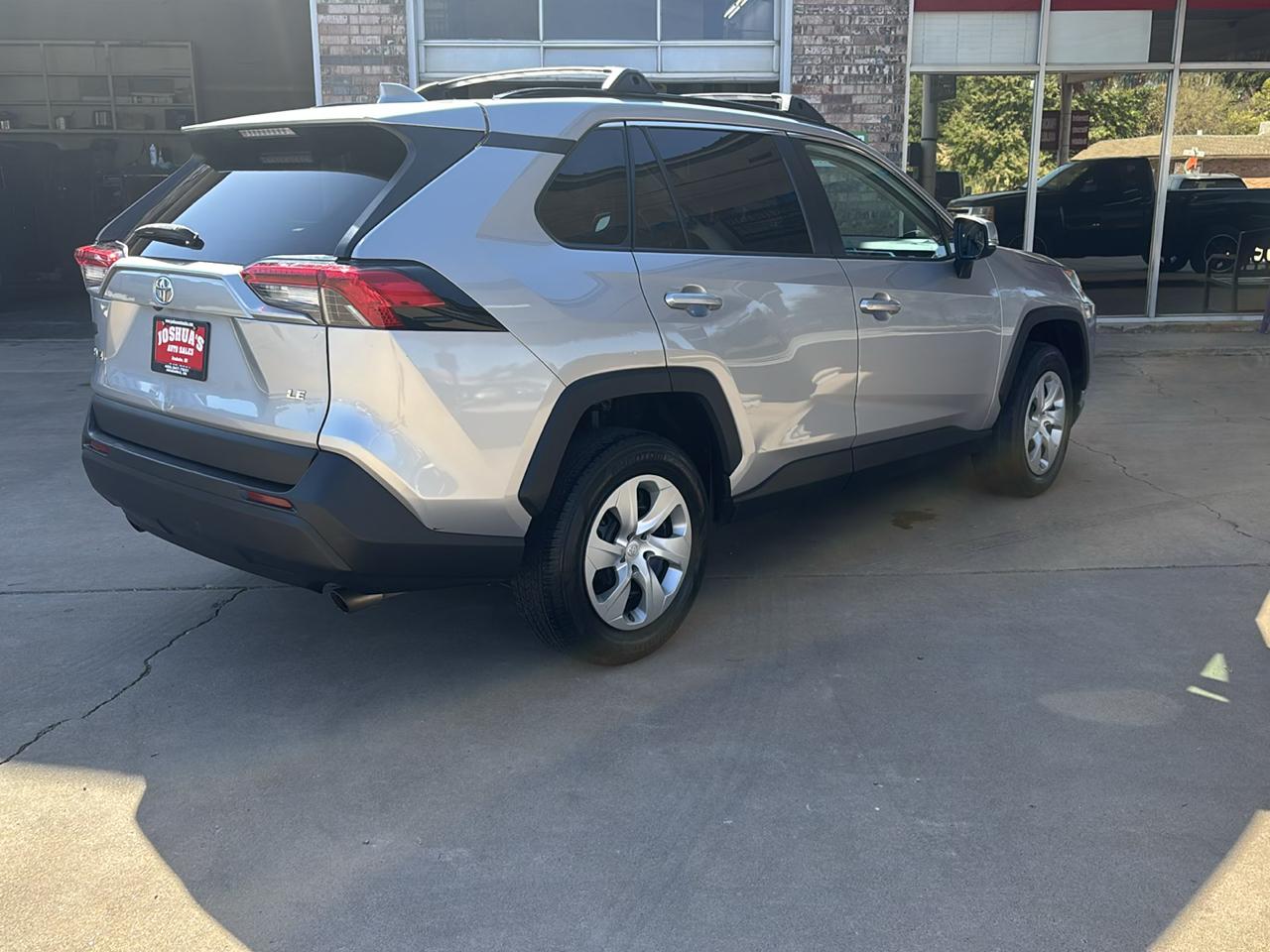 Toyota RAV4 LE FWD (Natl) 2019