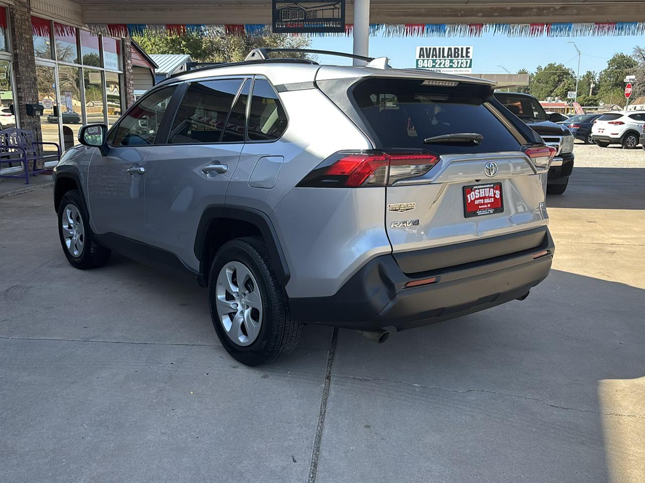 Toyota RAV4 LE FWD (Natl) 2019