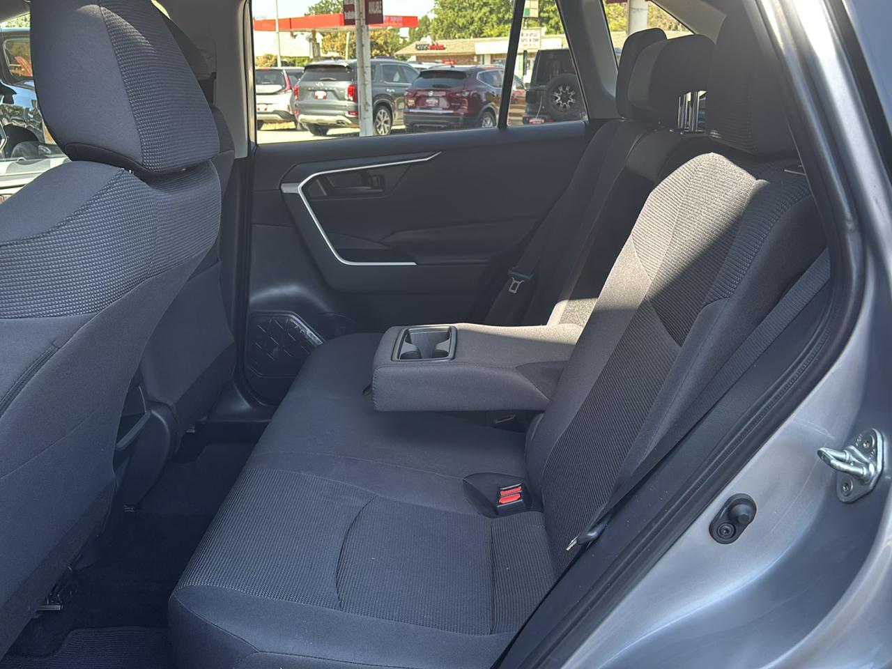 Toyota RAV4 LE FWD (Natl) 2019