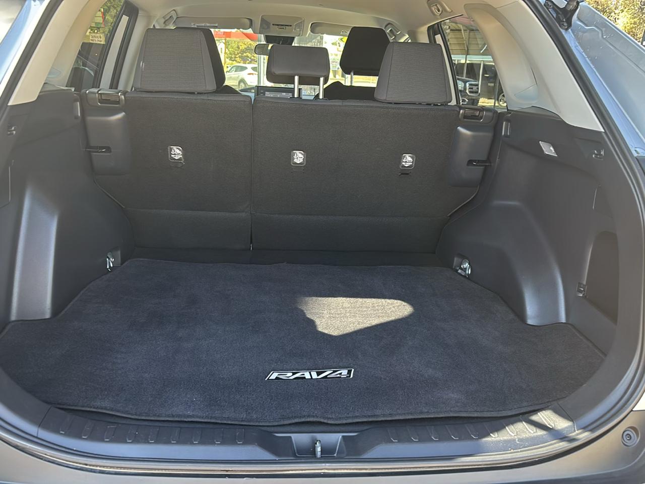 Toyota RAV4 LE FWD (Natl) 2019