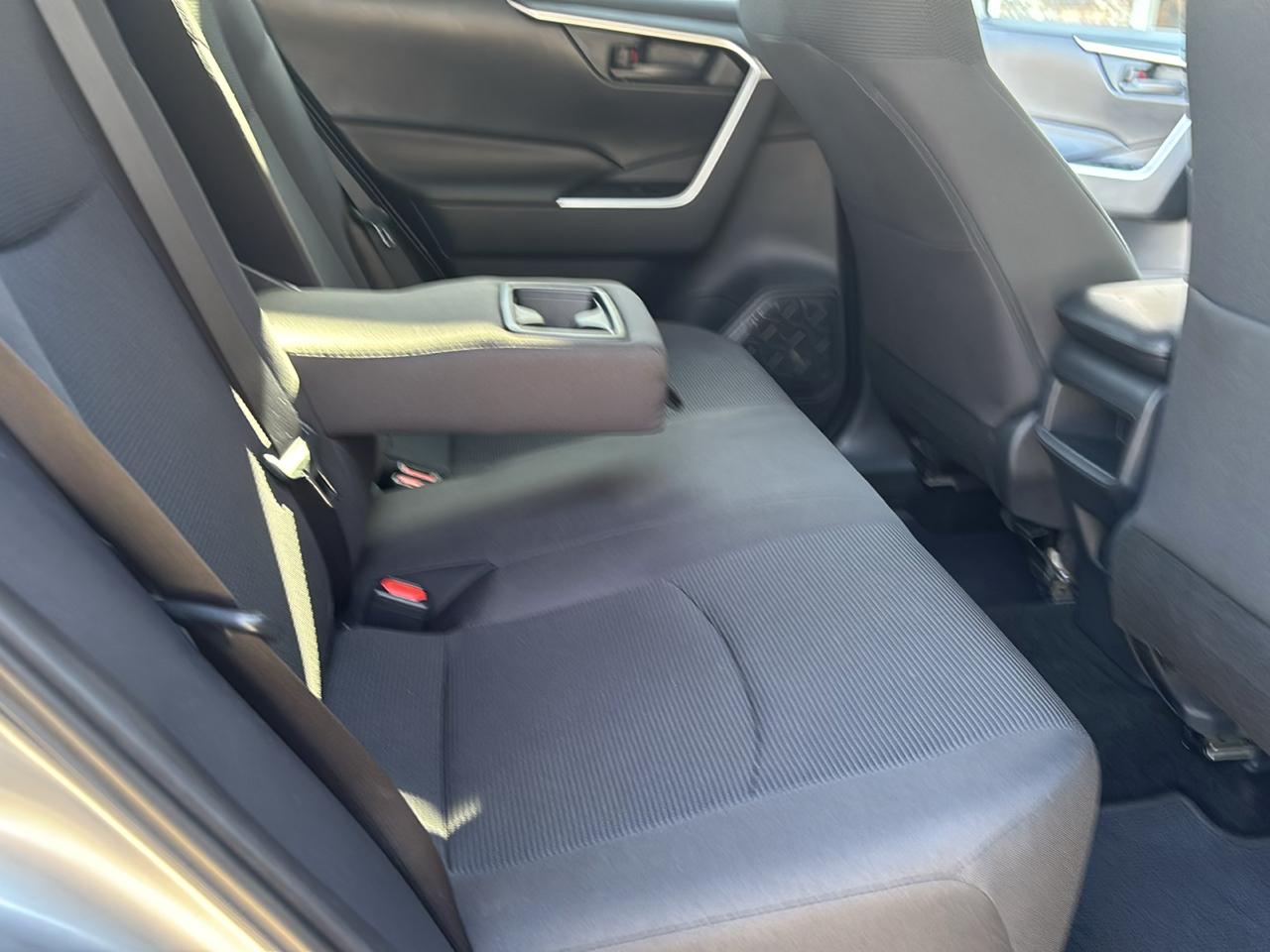 Toyota RAV4 LE FWD (Natl) 2019