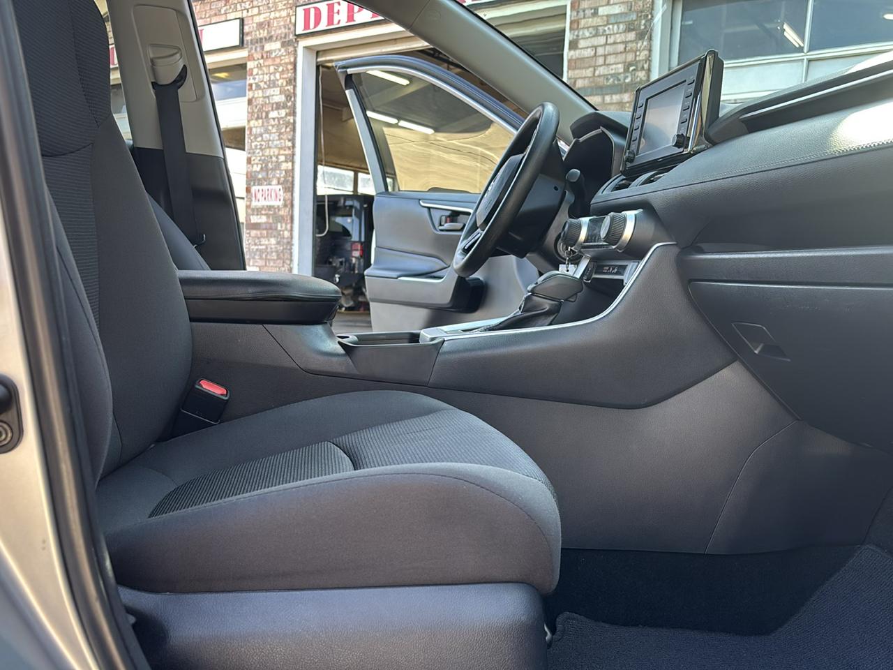 Toyota RAV4 LE FWD (Natl) 2019