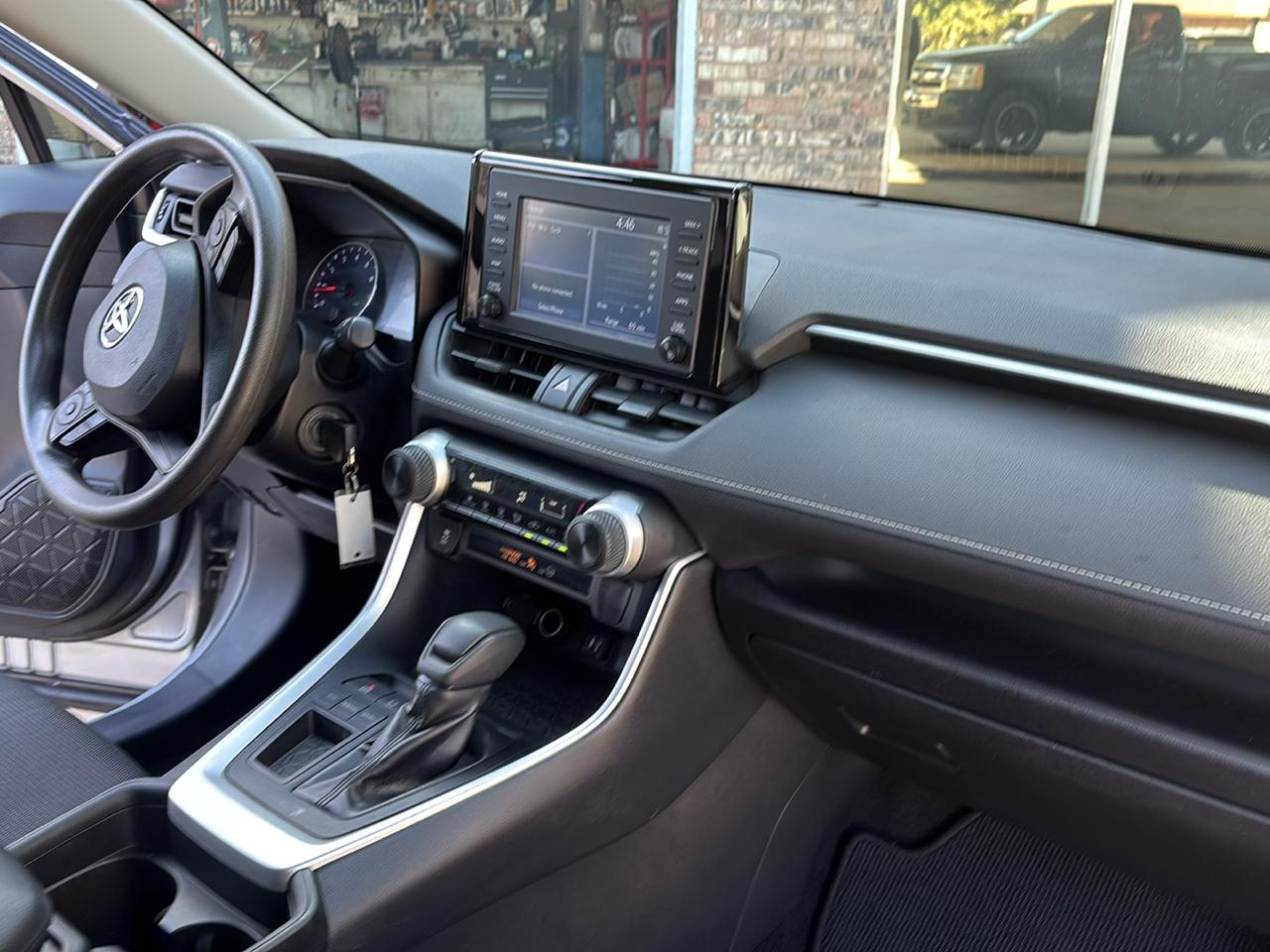 Toyota RAV4 LE FWD (Natl) 2019