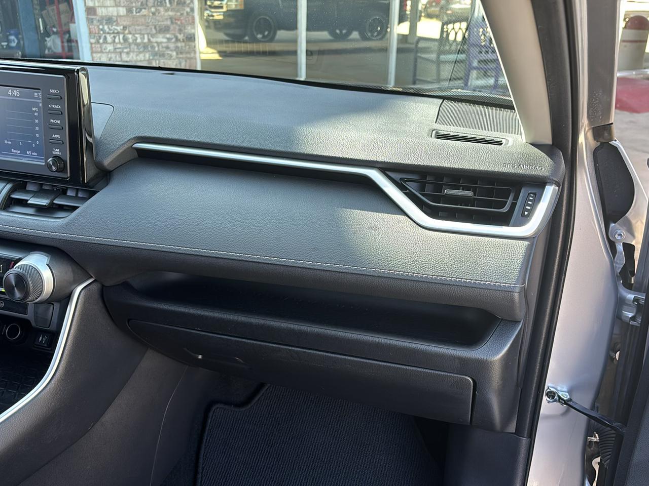 Toyota RAV4 LE FWD (Natl) 2019