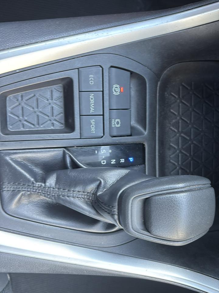 Toyota RAV4 LE FWD (Natl) 2019