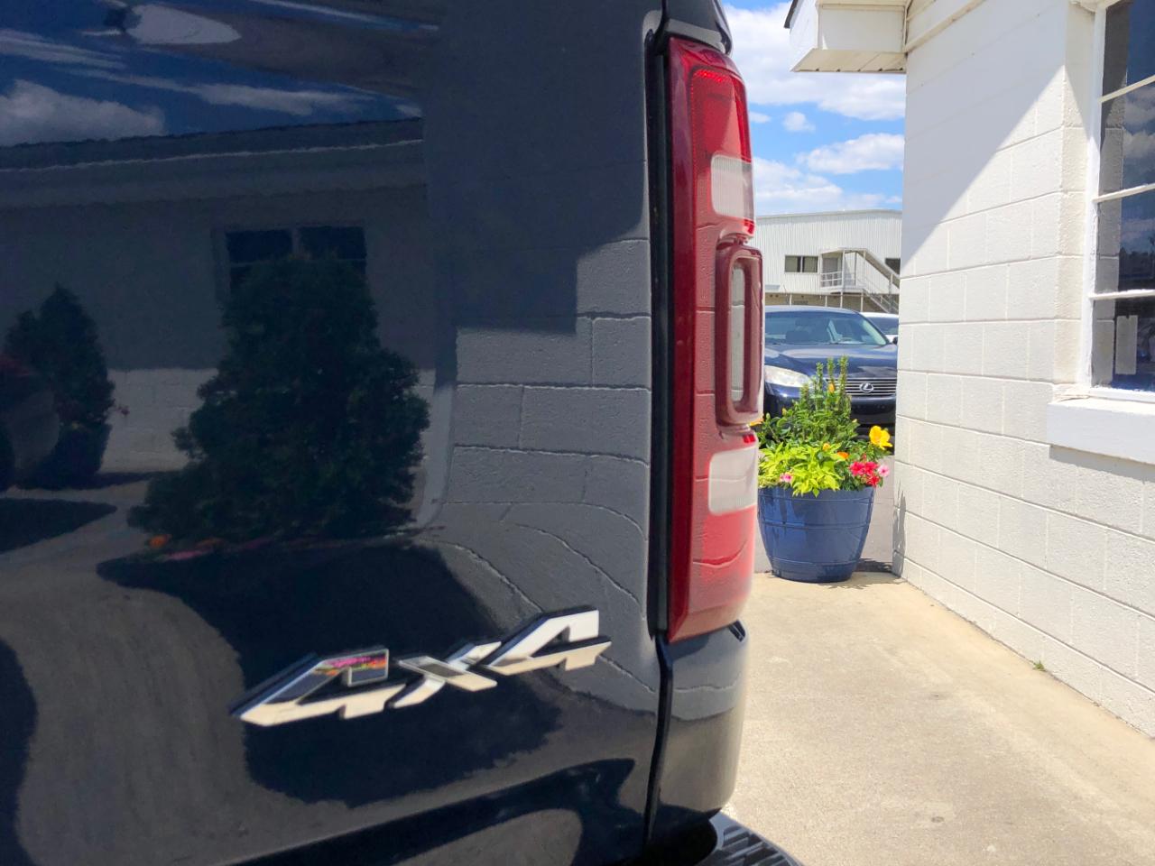 RAM 1500 Laramie 4x4 Crew Cab 5'7" Box 2022