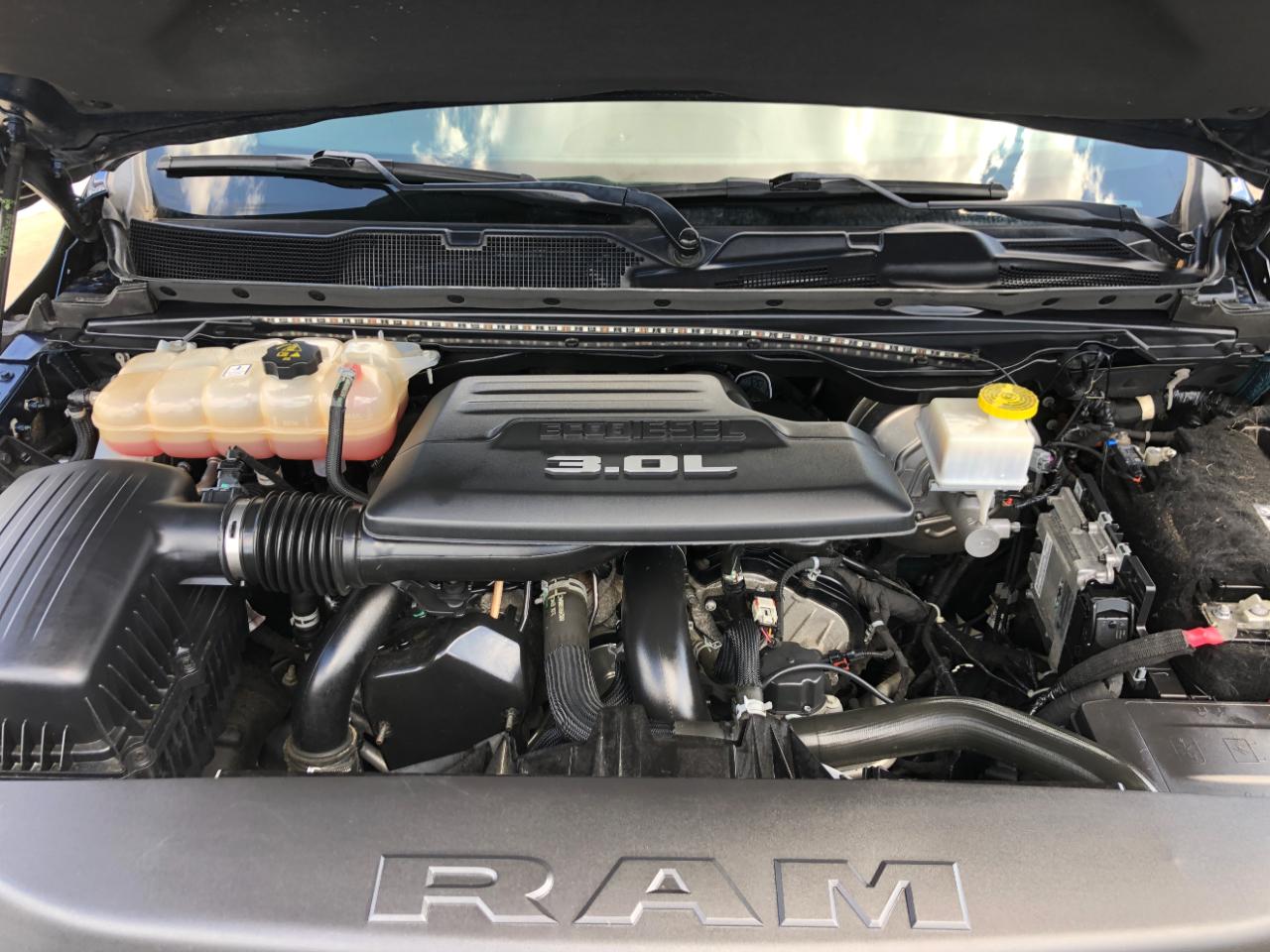 RAM 1500 Laramie 4x4 Crew Cab 5'7" Box 2022