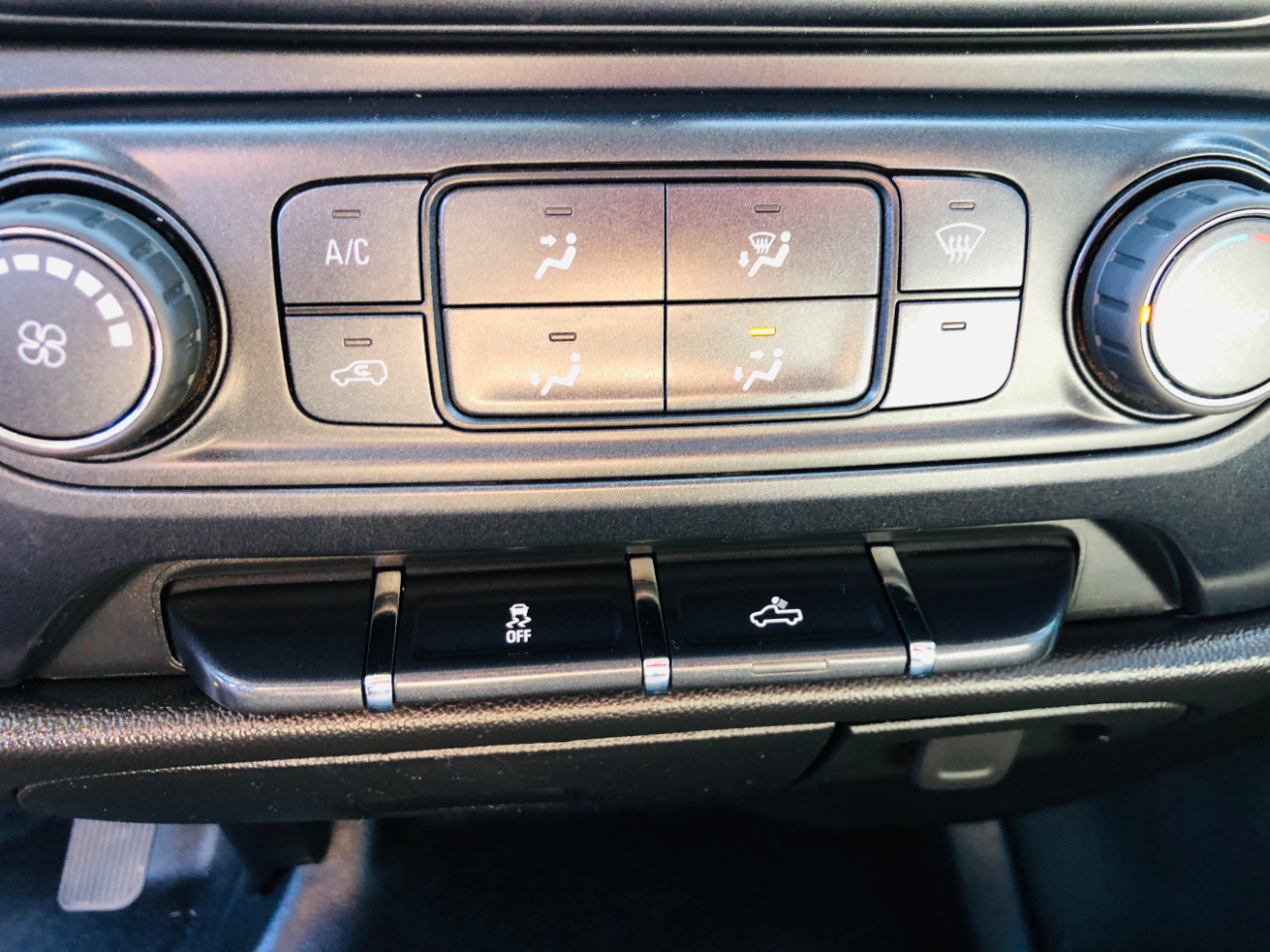 Chevrolet Silverado 3500HD 4WD Reg Cab 137.5" WB, 59.06" CA WT 2018