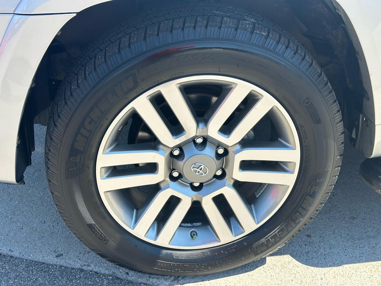 Toyota 4Runner 4WD 4dr V6 Limited (Natl) 2011