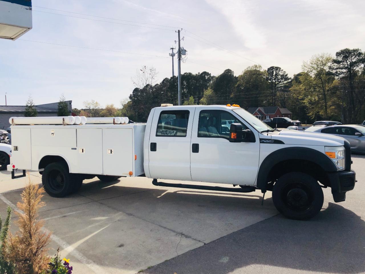 Ford Super Duty F-550 DRW 2WD Crew Cab 176" WB 60" CA Lariat 2015