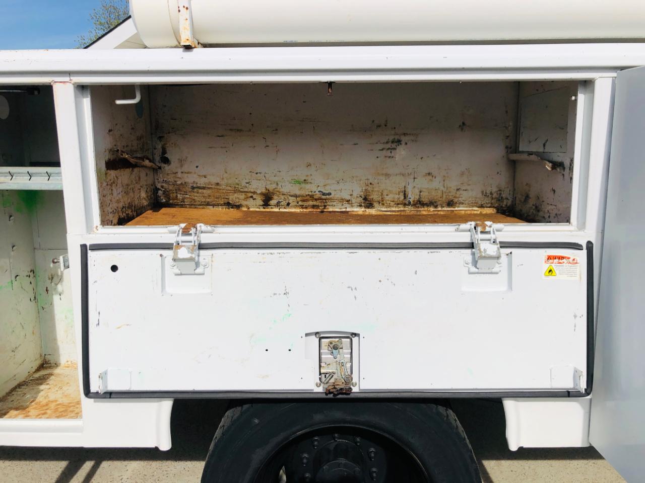 Ford Super Duty F-550 DRW 2WD Crew Cab 176" WB 60" CA Lariat 2015