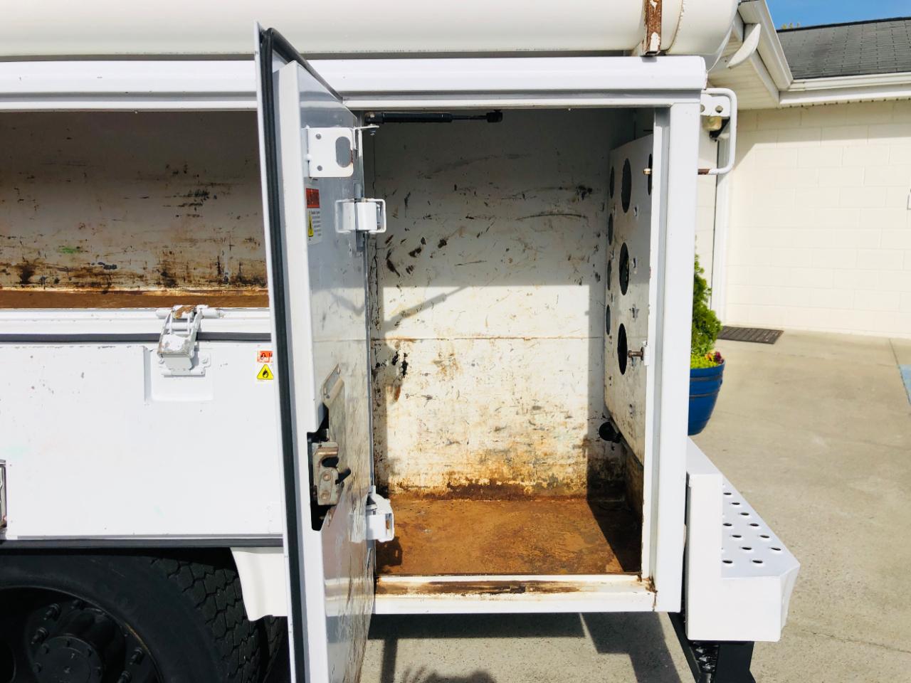 Ford Super Duty F-550 DRW 2WD Crew Cab 176" WB 60" CA Lariat 2015