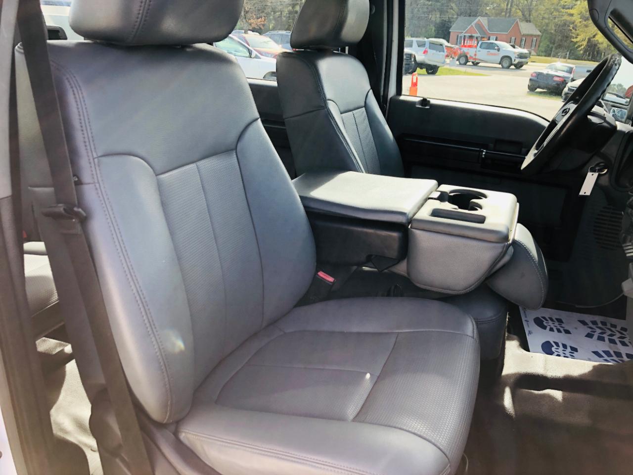 Ford Super Duty F-550 DRW 2WD Crew Cab 176" WB 60" CA Lariat 2015