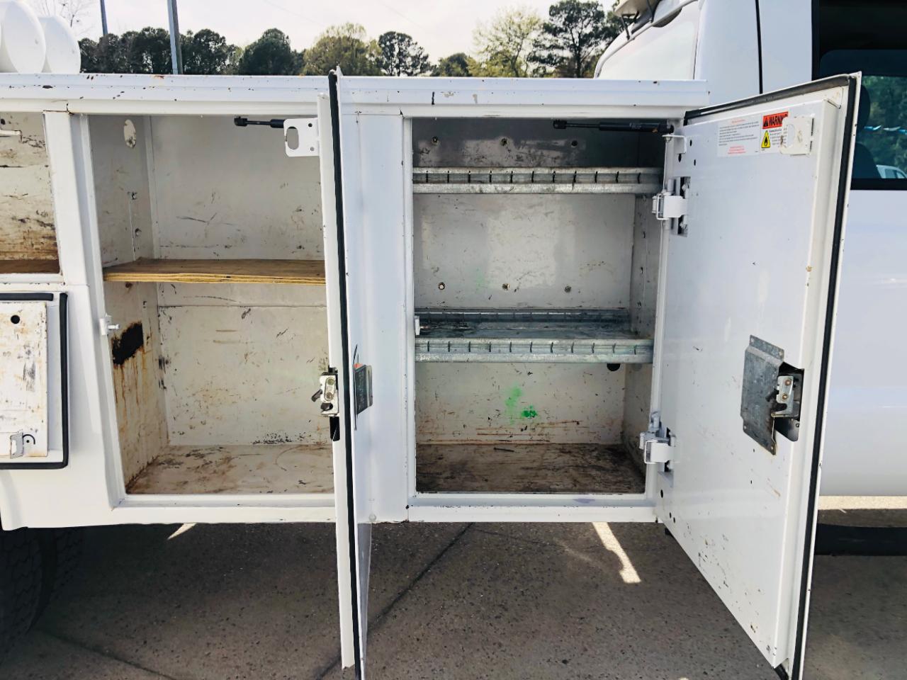 Ford Super Duty F-550 DRW 2WD Crew Cab 176" WB 60" CA Lariat 2015