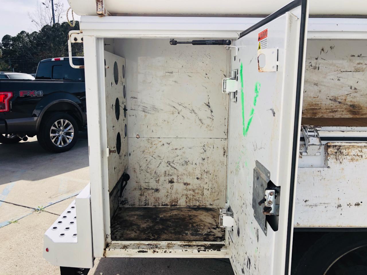 Ford Super Duty F-550 DRW 2WD Crew Cab 176" WB 60" CA Lariat 2015