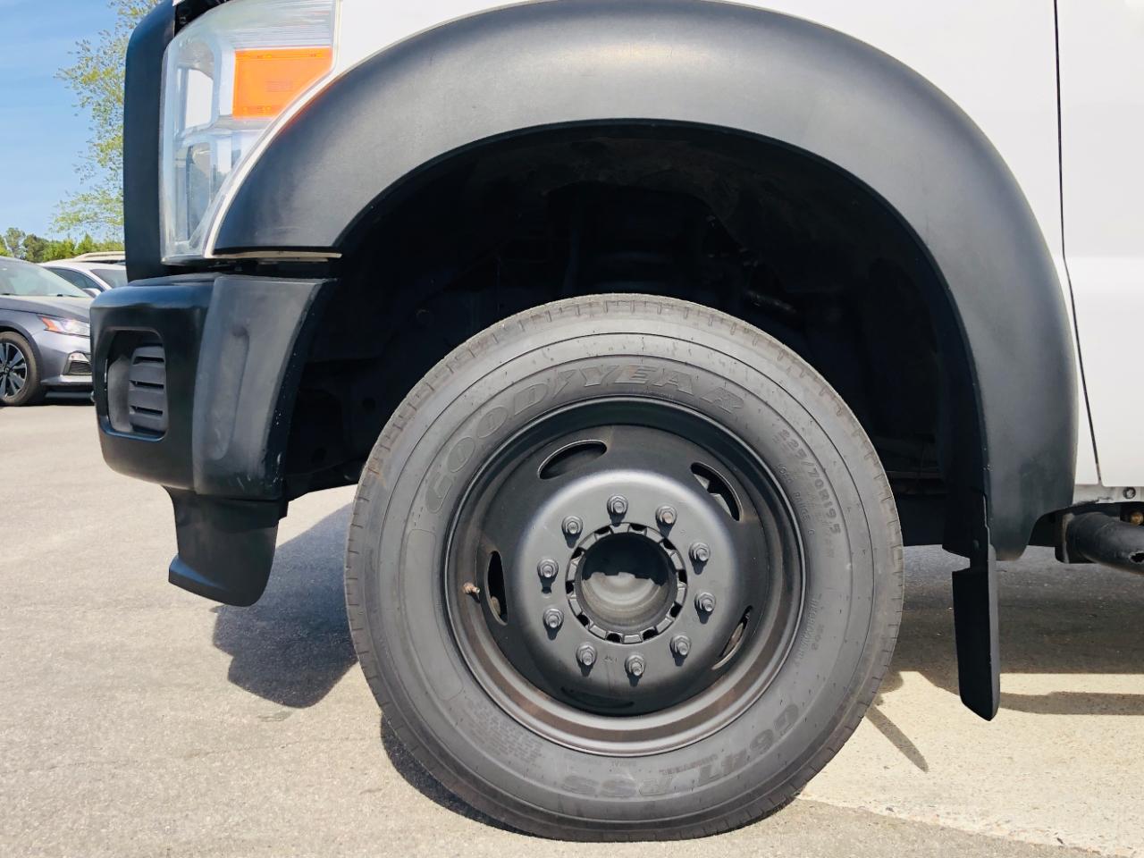 Ford Super Duty F-550 DRW 2WD Crew Cab 176" WB 60" CA Lariat 2015