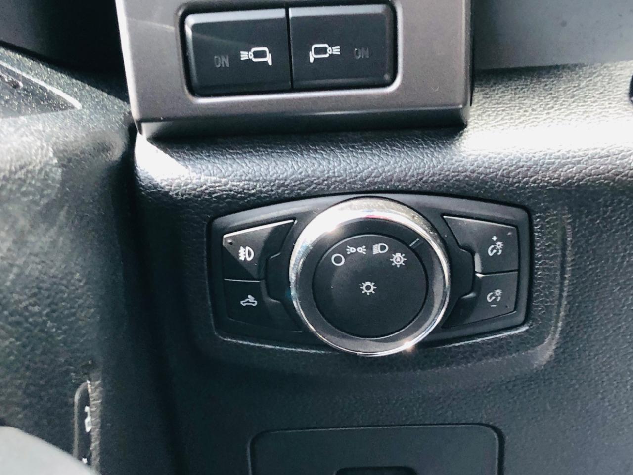 Ford F-150 4WD SuperCrew 157" Lariat w/HD Payload Pkg 2015