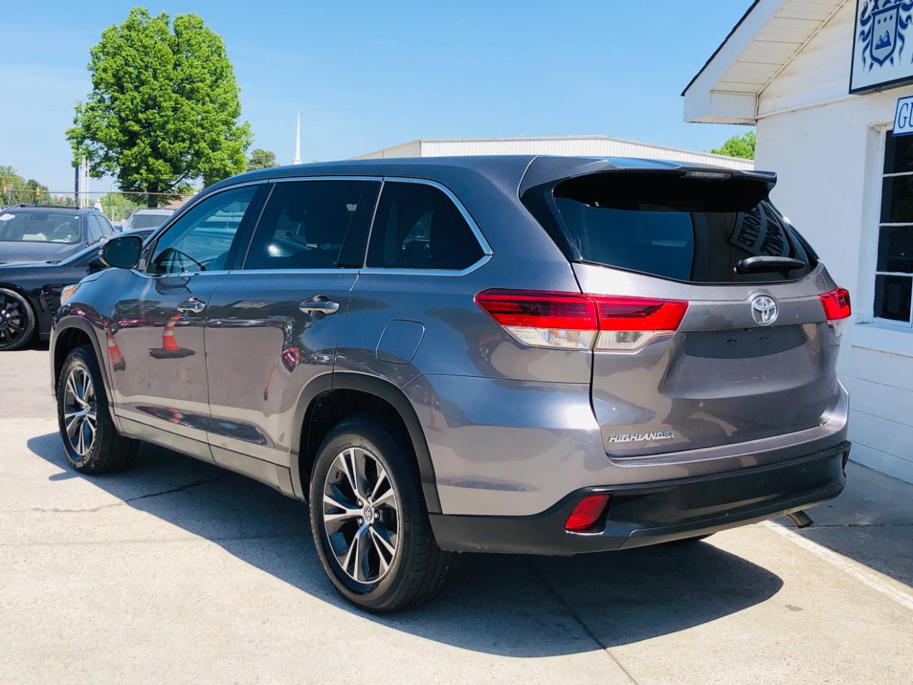 Toyota Highlander LE V6 FWD (Natl) 2019
