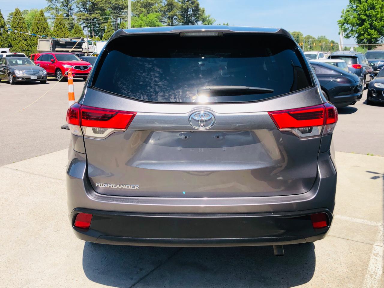 Toyota Highlander LE V6 FWD (Natl) 2019
