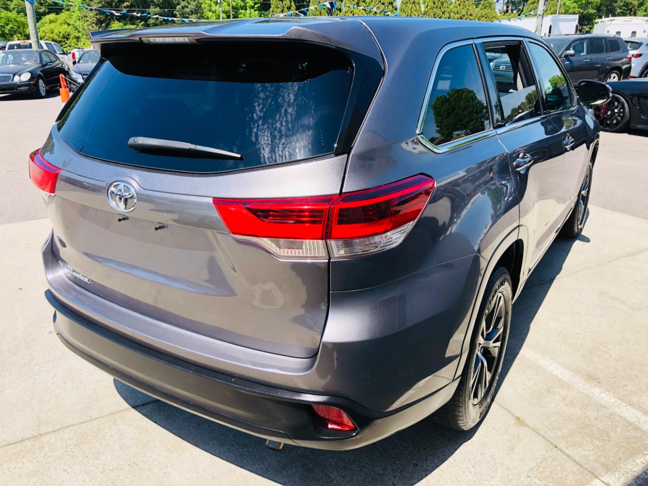 Toyota Highlander LE V6 FWD (Natl) 2019