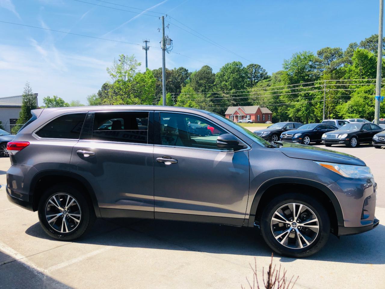 Toyota Highlander LE V6 FWD (Natl) 2019