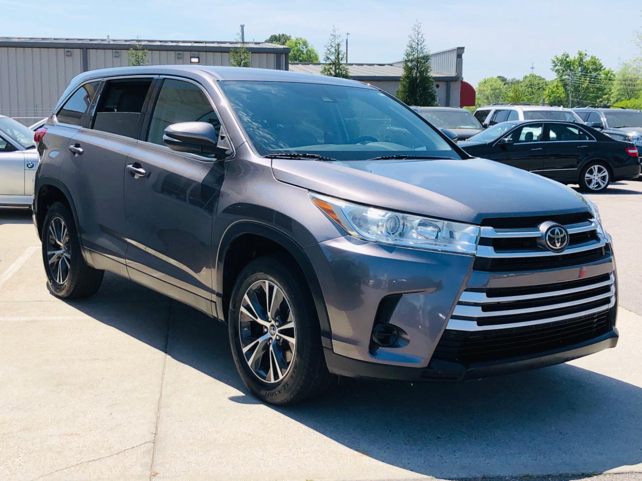 Toyota Highlander LE V6 FWD (Natl) 2019