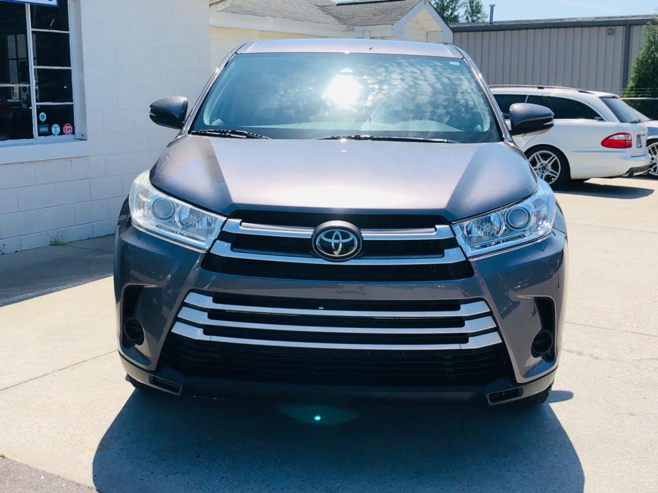 Toyota Highlander LE V6 FWD (Natl) 2019