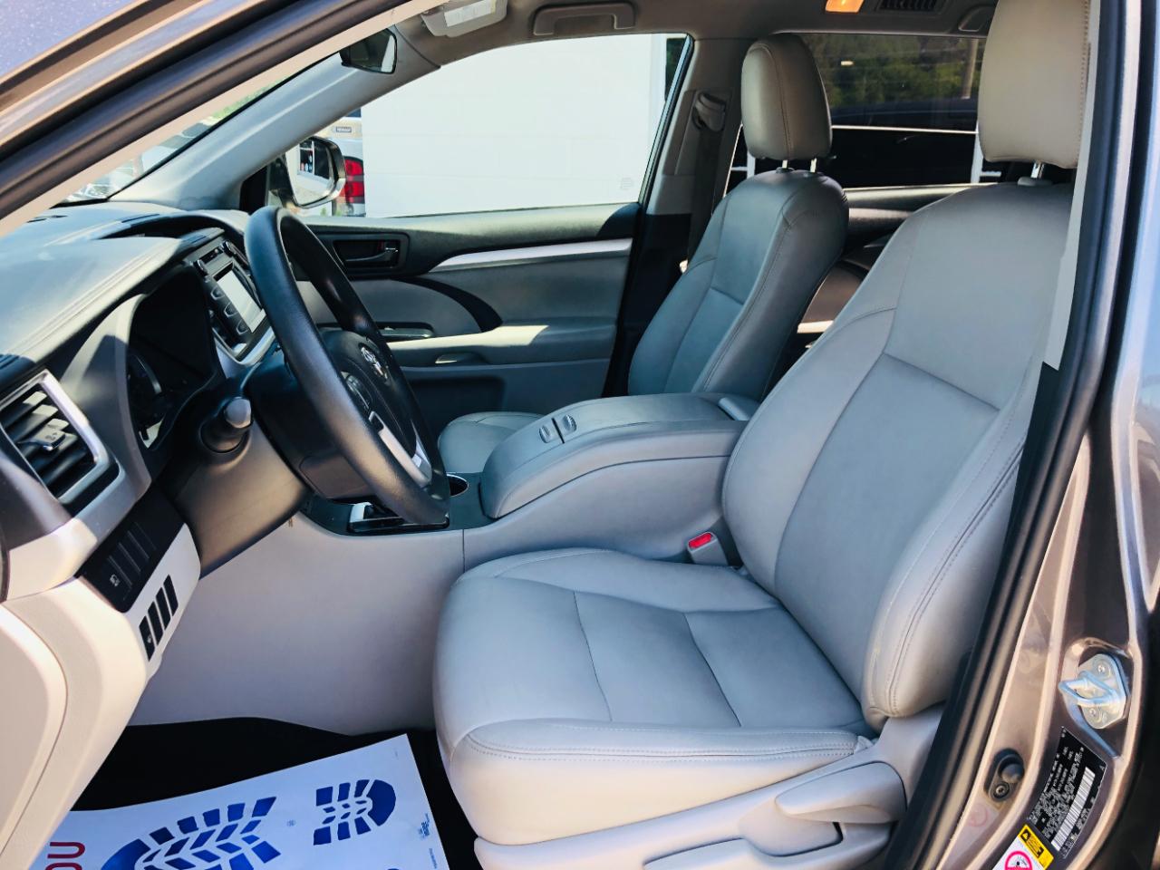 Toyota Highlander LE V6 FWD (Natl) 2019