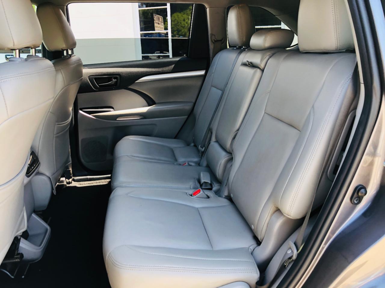Toyota Highlander LE V6 FWD (Natl) 2019