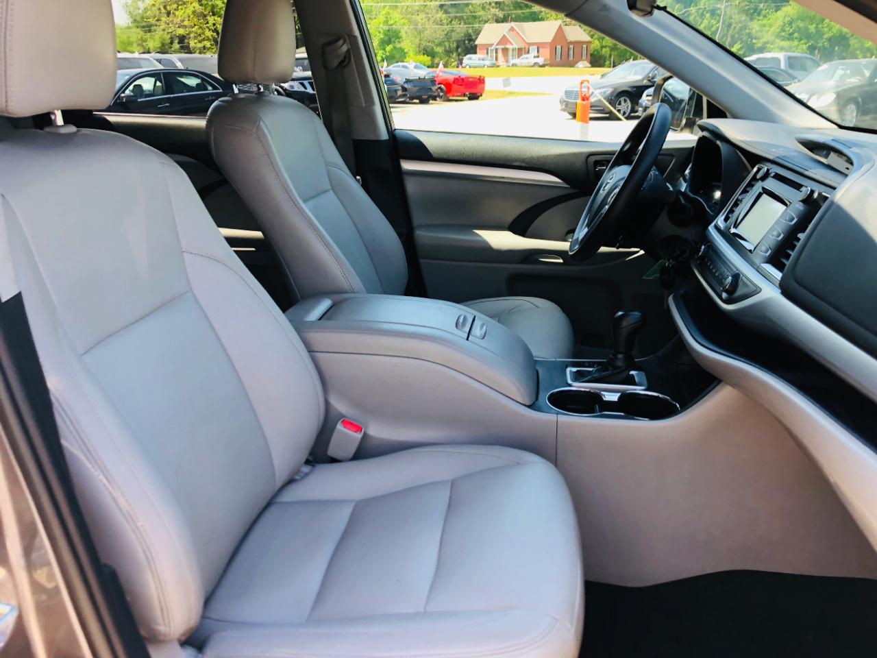Toyota Highlander LE V6 FWD (Natl) 2019