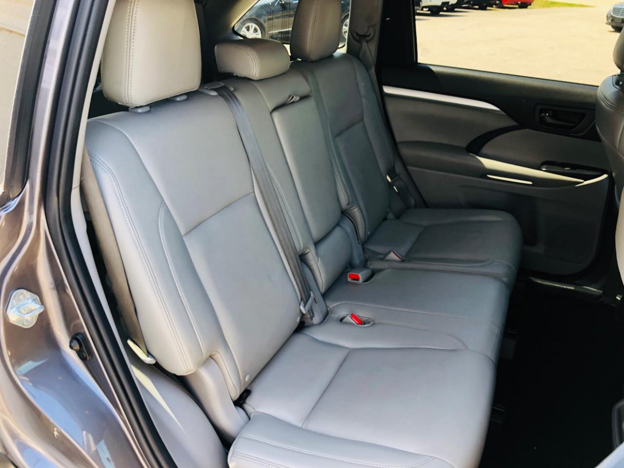Toyota Highlander LE V6 FWD (Natl) 2019