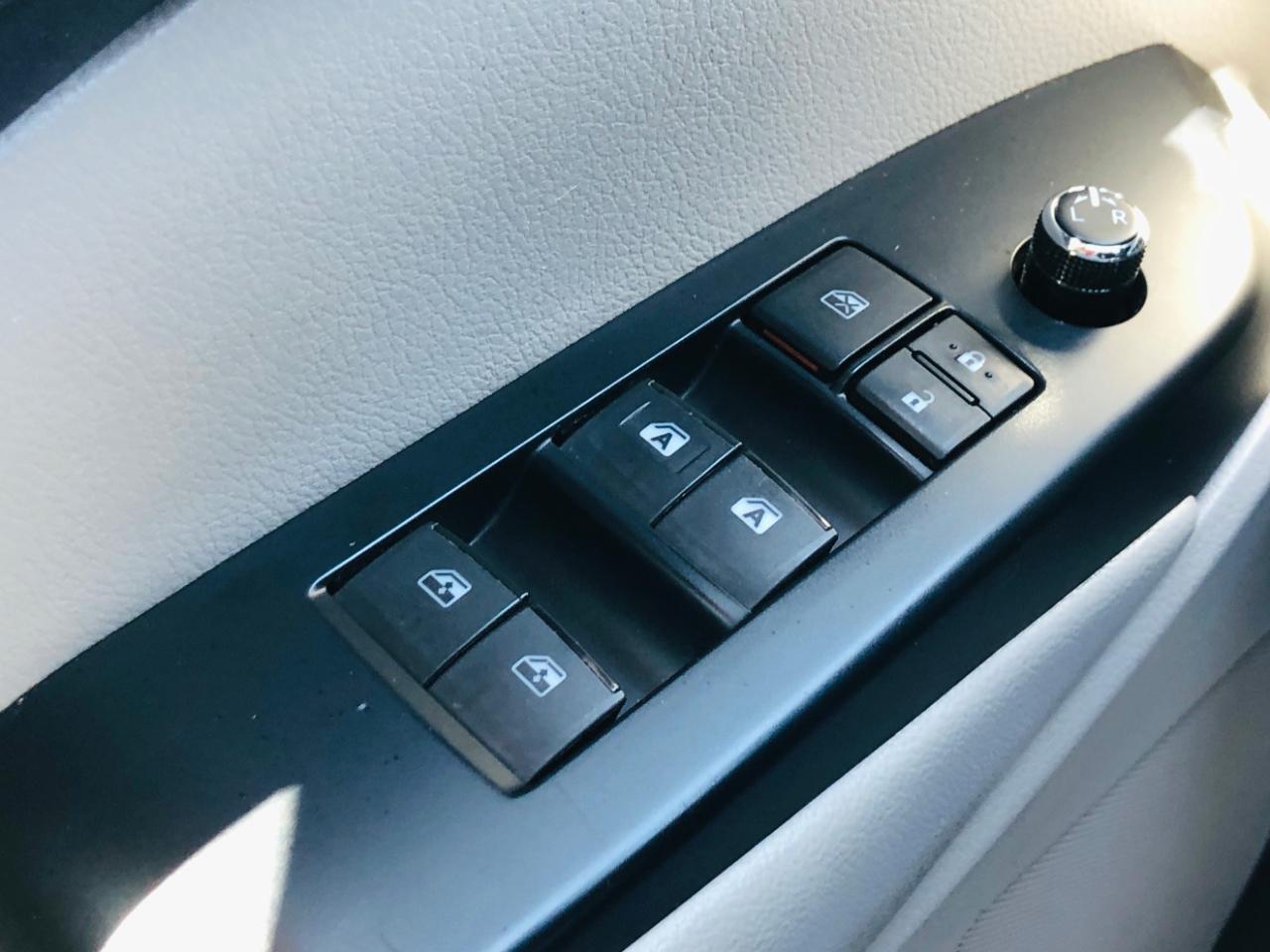 Toyota Highlander LE V6 FWD (Natl) 2019