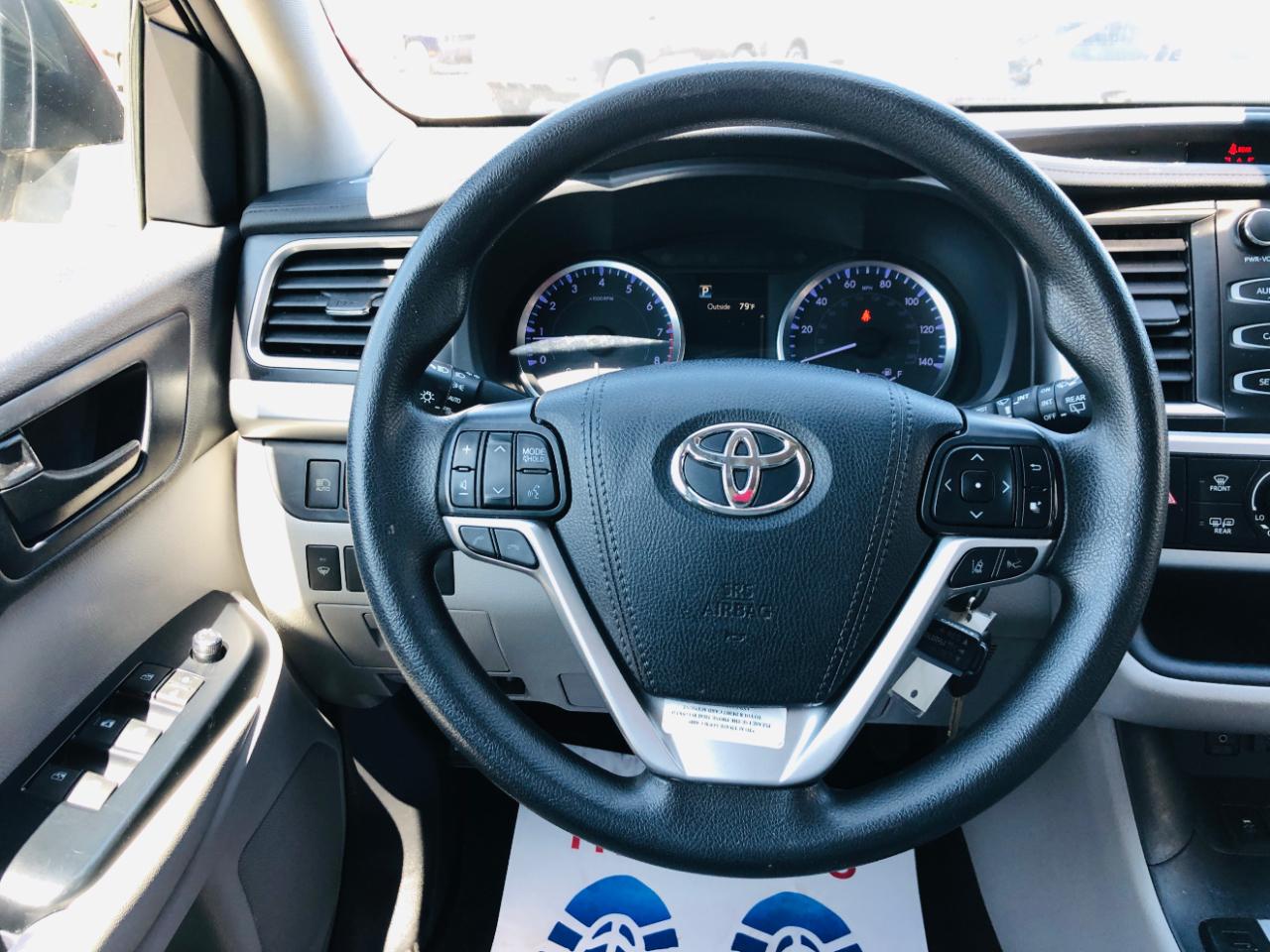 Toyota Highlander LE V6 FWD (Natl) 2019