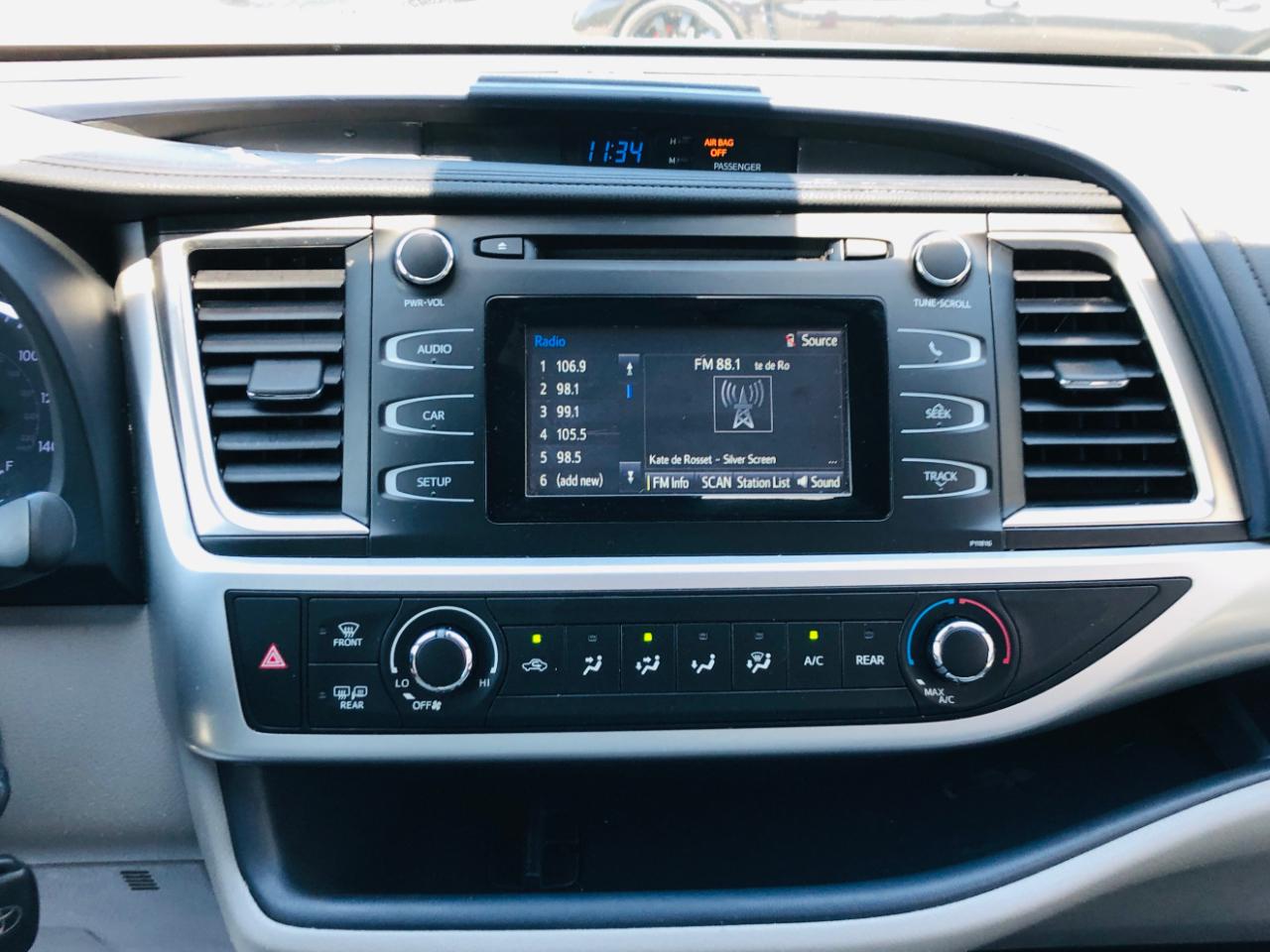 Toyota Highlander LE V6 FWD (Natl) 2019