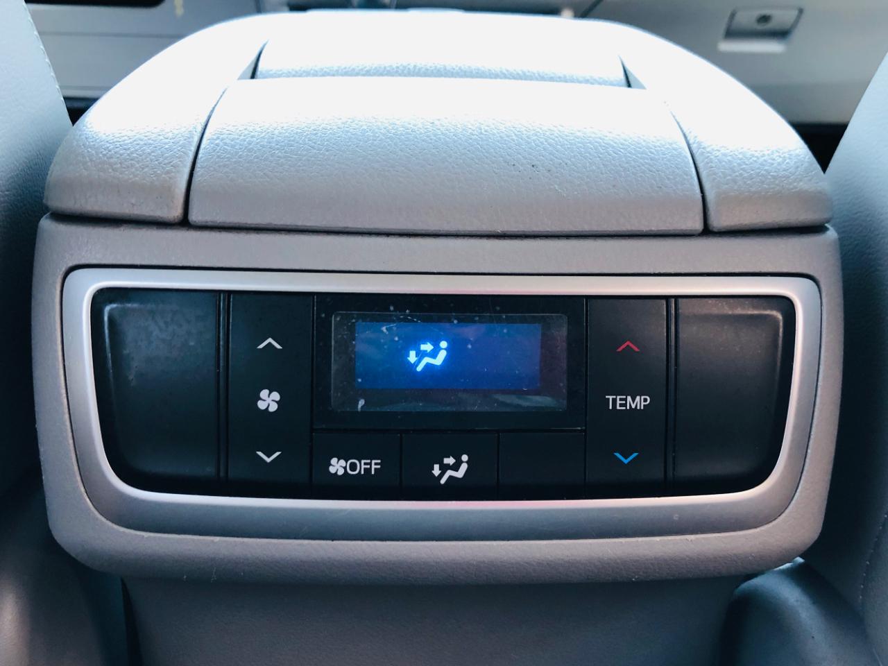 Toyota Highlander LE V6 FWD (Natl) 2019