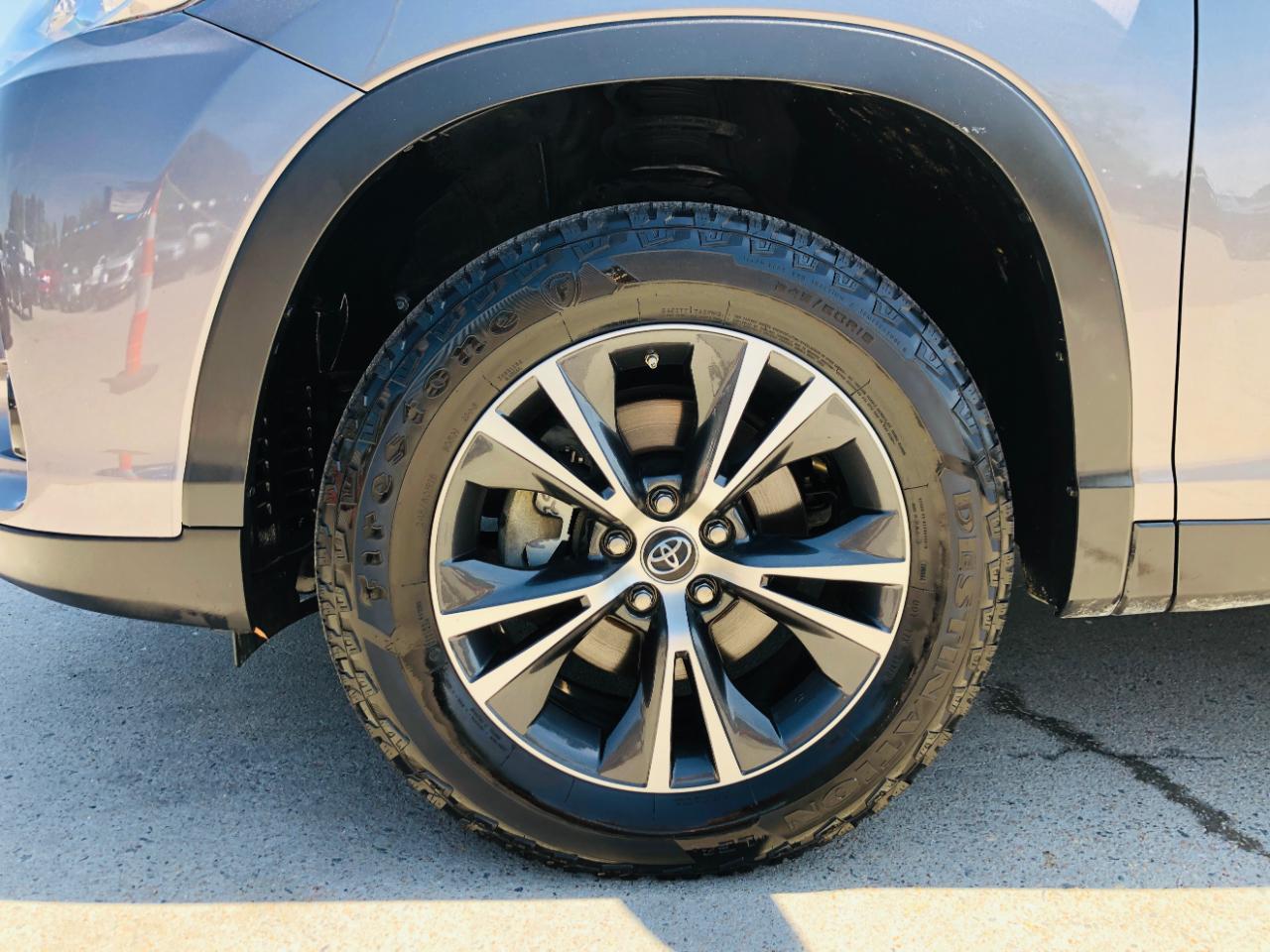 Toyota Highlander LE V6 FWD (Natl) 2019