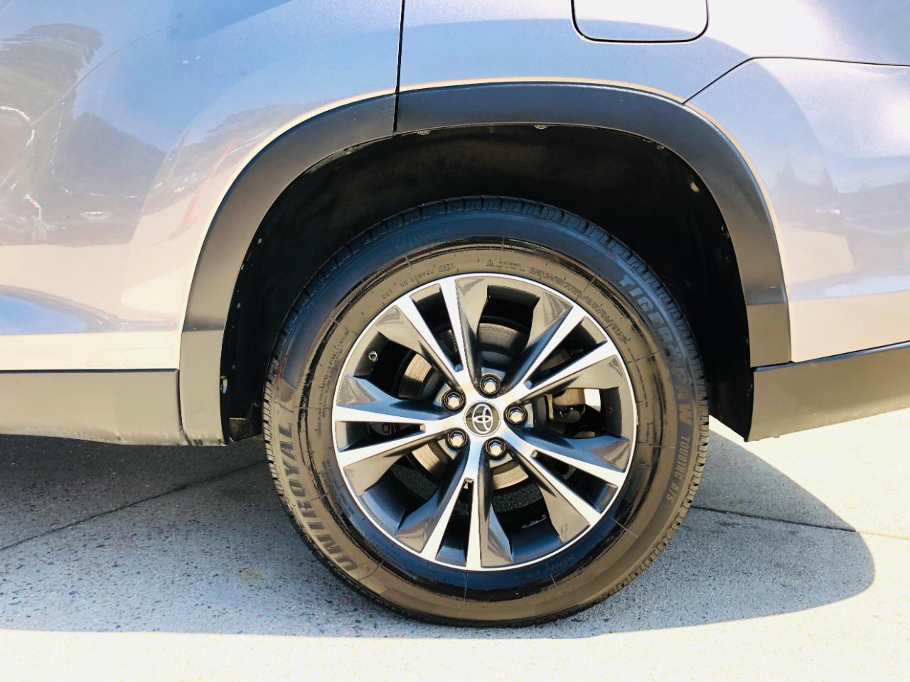 Toyota Highlander LE V6 FWD (Natl) 2019