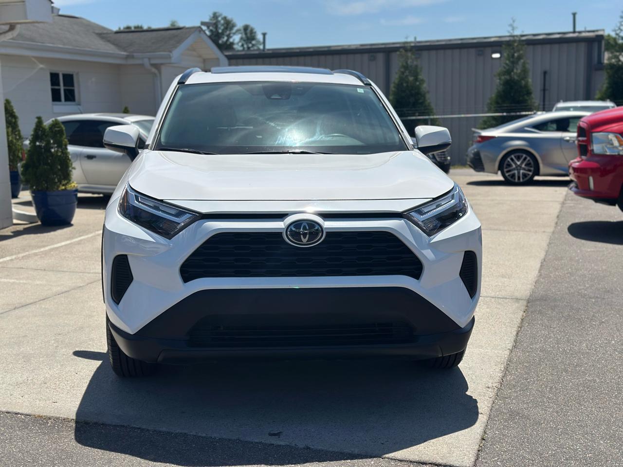 Toyota RAV4 XLE FWD (Natl) 2025