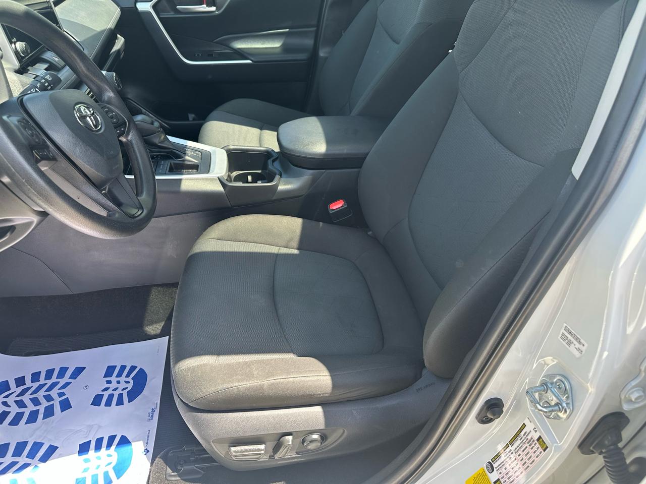 Toyota RAV4 XLE FWD (Natl) 2025